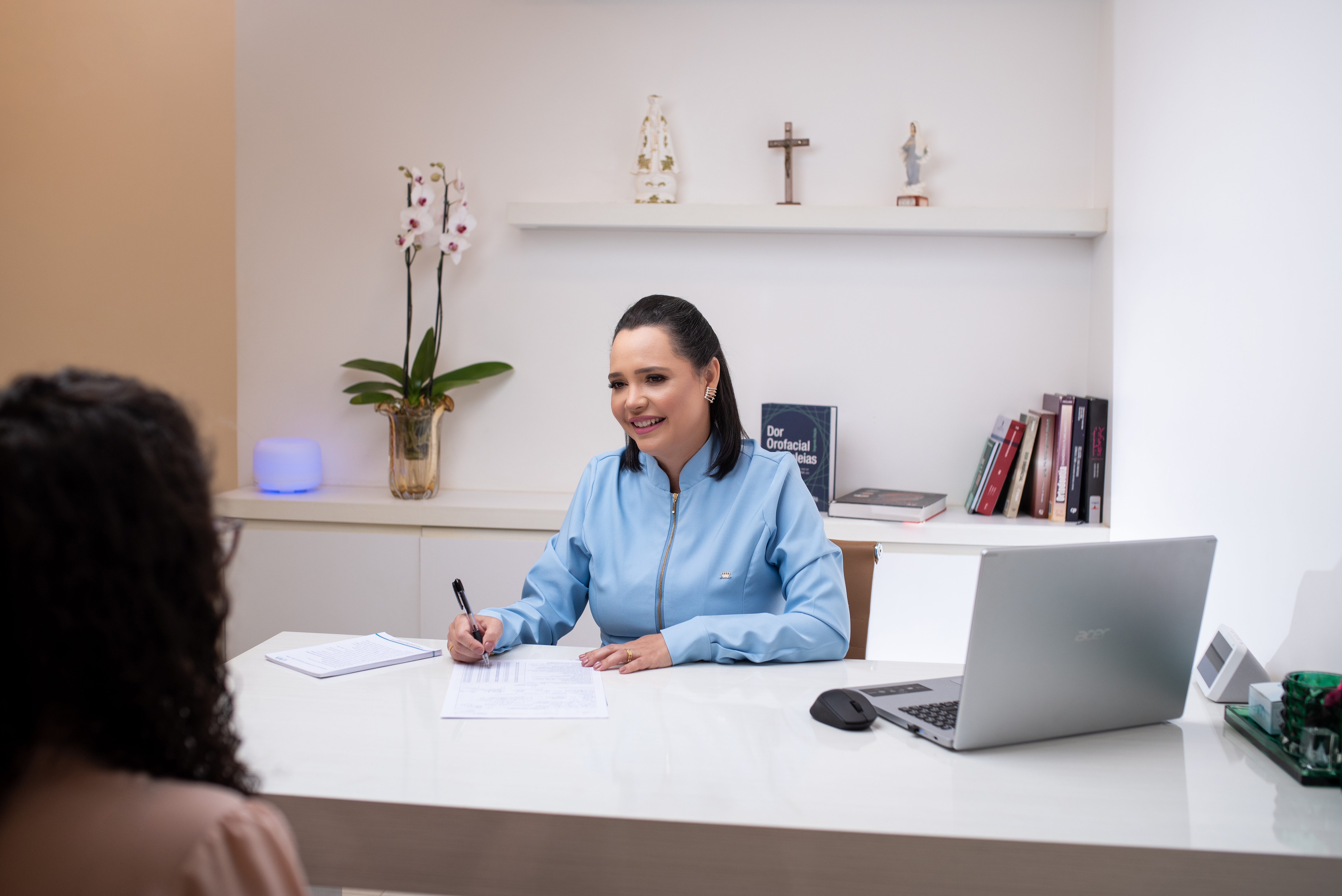 Dra. Vanessa Ferreira atendendo paciente com DTM na Davina Odontologia